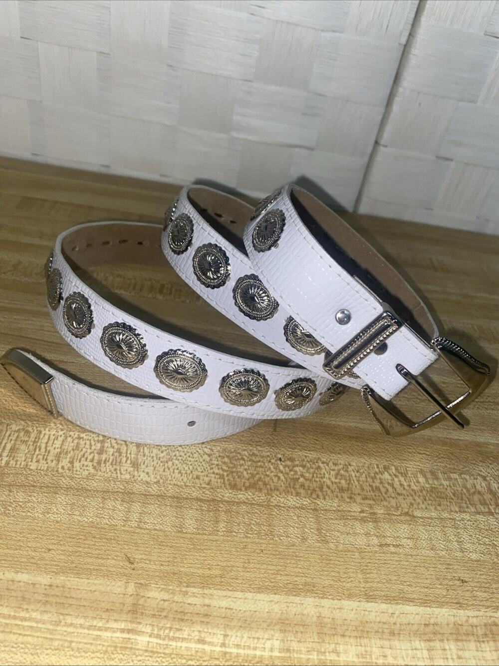New W/o Tags White Leather Thin Belt With Silver Conchas Women's Fits 40”-44” 3X